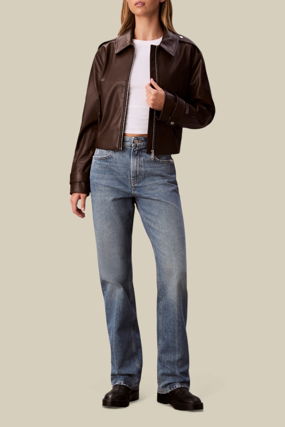 תמונת כל הלוק של מכנסי ג'ינס בגזרה ישרה